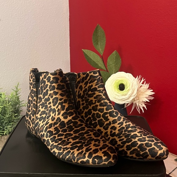 Born- Beautiful & Sleek Leopard Print Booties NWT 8.5 - Picture 8 of 12